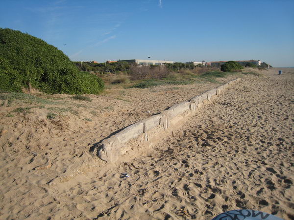Restos de la valla que separaba el camping Albatros de la playa de Gav&agrave; Mar